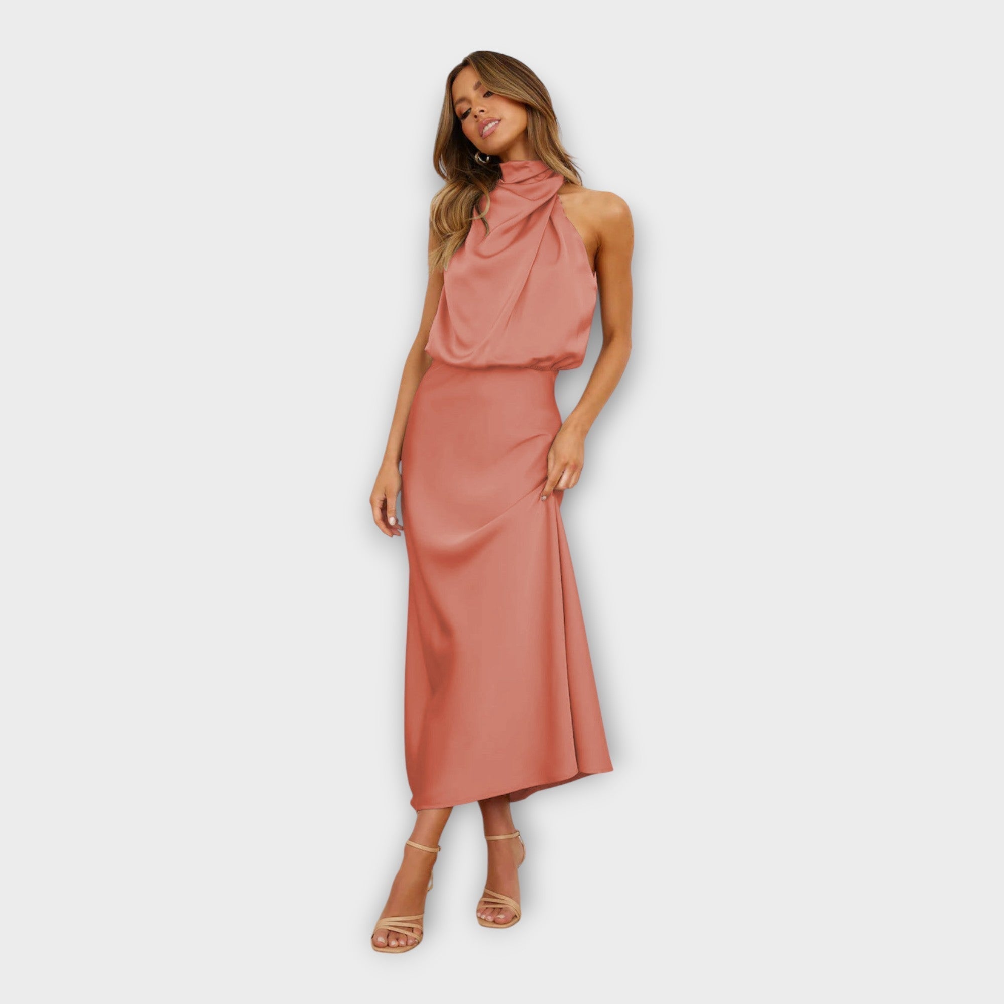 Robe Longue en Satin avec Col Montant et Dos Nu