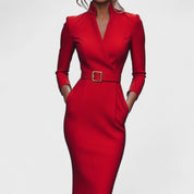 Robe noire raffinée avec ceinture et col mandarin