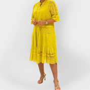 Robe en Dentelle avec Manches et Boutons Avant