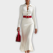 Robe midi en tricot côtelé élégant avec détails en boutons dorés