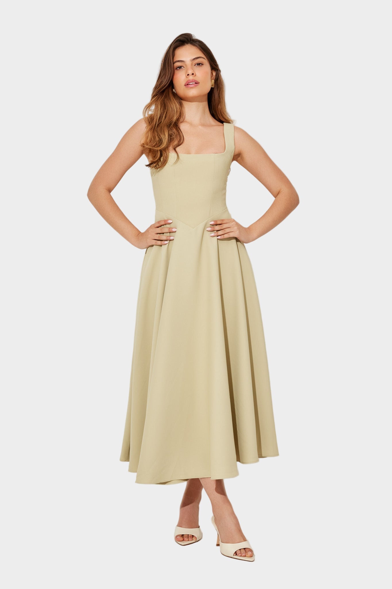 Robe Midi Aérée Intemporelle avec Ligne Élégante et Mouvement Naturel